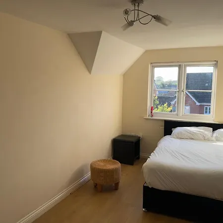 Cosy And Spacious Near Town Centre Privatunterkunft